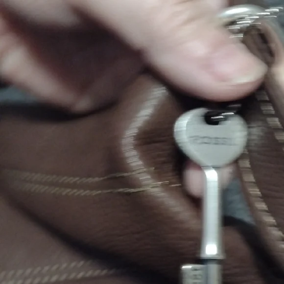 👜 Fossil Brown Leather Shoulder Bag with Textured Finish - Picture 8 of 10